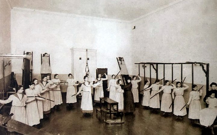 Воспитанницы Смольного института благородных девиц занимаются гимнастикой в матросках. 1910-е годы (700x437, 260Kb)