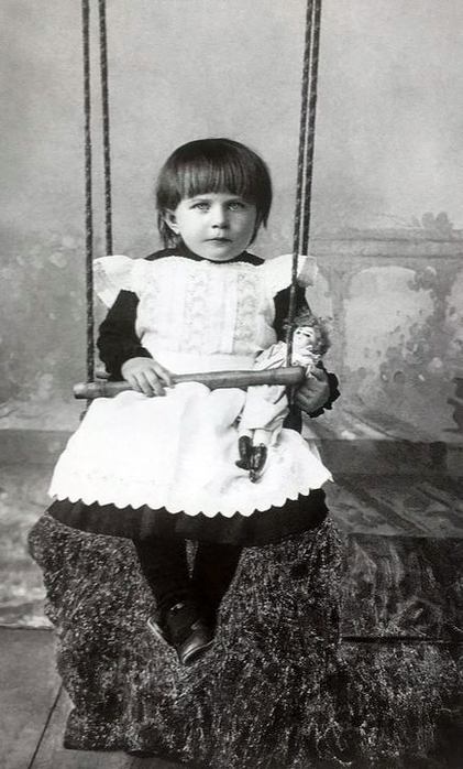 Девочка в школьном платье с фартуком. Грайворон, 1900 год (421x700, 211Kb)
