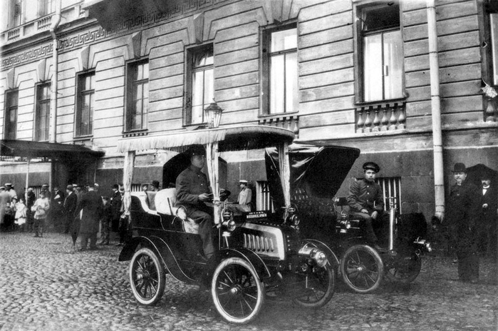 Первые таксомоторы на улицах Санкт-Петербурга в 1908 году. (700x464, 240Kb)