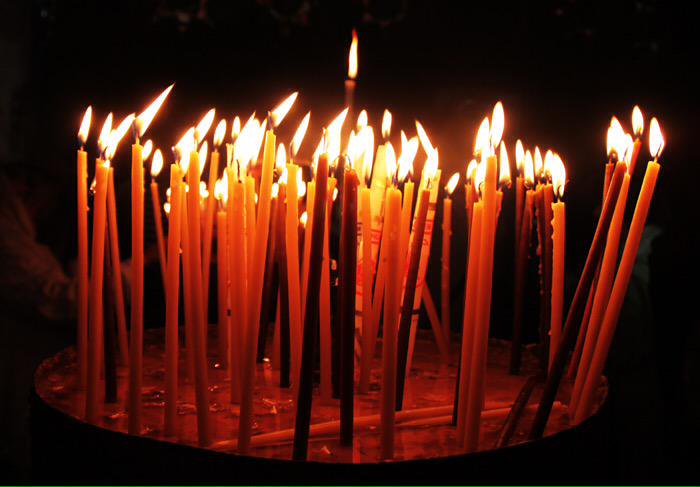 Горящие свечи в церкви. Церковные свечи. Свечи в храме. Горящие свечи в храме. Много свечей.