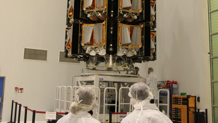 Engineers commission OneWeb satellites before their launch (700x393, 237Kb)