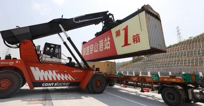 Chuanshan port first sea-railway container 002 (700x363, 229Kb)