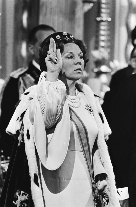 3329832_Troonswisseling_30_april__Koningin_Beatrix_tijdens_eedsaflegging_Beatrix_clos_Bestanddeelnr_9308081 (462x700, 187Kb)