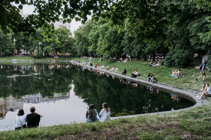 Патриаршие пруды москва. Патриаршие пруды 2021. Патриаршие пруды сейчас. Патриаршие пруды прогулка. Город сад Патриаршие пруды.