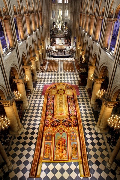 La-cathedrale-Notre-Dame-Paris-retrouve-tapis-chaeur_0_1400_6001 (800x1000, 109Kb)