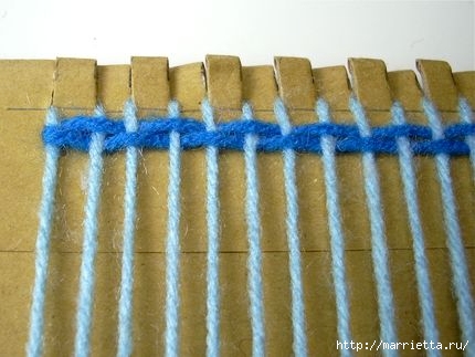 Как сделать ткацкий станок из вилки и картонки (10) (430x323, 86Kb)