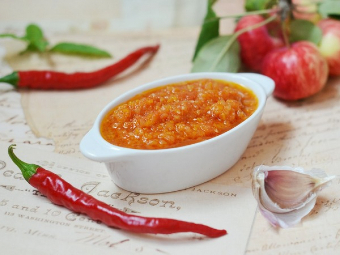 яблочная аджика с чесноком (680x510, 309Kb)