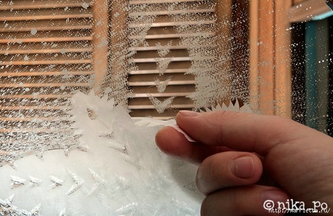 Мастер-класс по созданию снежинок на зеркале с помощью зубной пасты (6) (650x422, 216Kb)