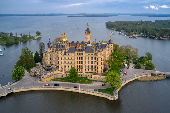 schwerin-castle-from-drone-germany_l (900x666, 194Kb)