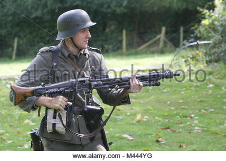 german-solider-holding-a-mg42-german-machine-gun-m444yg (450x320, 32Kb)