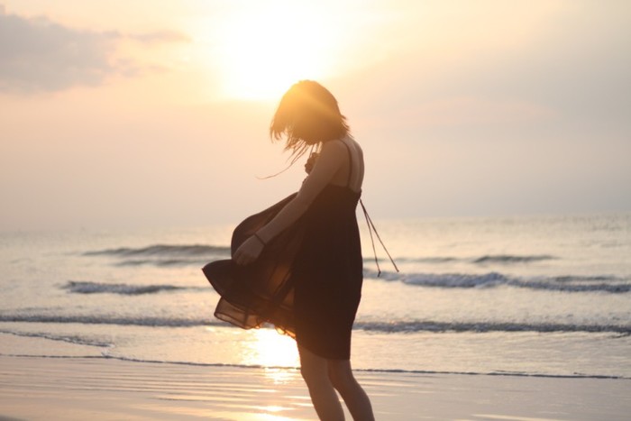 девушка на берегу в солнечных лучах (600x400, 40Kb)