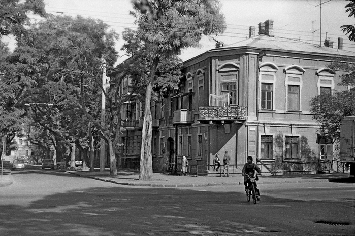 4432201_1970e_godi__Mesto_ygol_yl__Inostrannoi_kollegii_Gimnazicheskaya_i_yl__Vorovskogo_Malaya_Arnaytskaya_o (700x466, 249Kb)