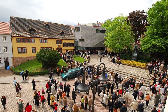 800px-5_Bachhaus_Eisenach_Neueroeffnung_17_Mai_2007 (1000x769, 107Kb)