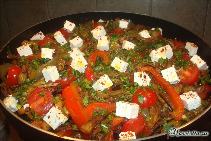 Теплый салат с баклажанами болгарским перцем и фетой (699x466, 377Kb)