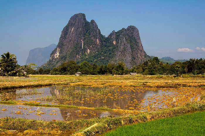 Gold_Mountain_in_Muang_Fuang_District,_Vientiane_Province,_Laos (700x466, 528Kb)