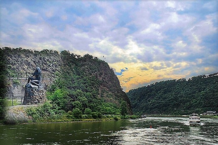 2714816_Loreley__Loreleyfelsen__Rhein__Fluss__Wasser__SchiffDer_LoreleyFelsen_bei_St__Goarshausen_am_Rhein (700x466, 124Kb)