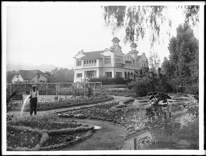3906024_Gardener_watering_the_garden_at_the_Hollywood_residence_of_Paul_deLongpre_Hollywood_Boulevard_and_Cahuenga_Avenue_ca_19021903_CHS1754 (700x532, 161Kb)