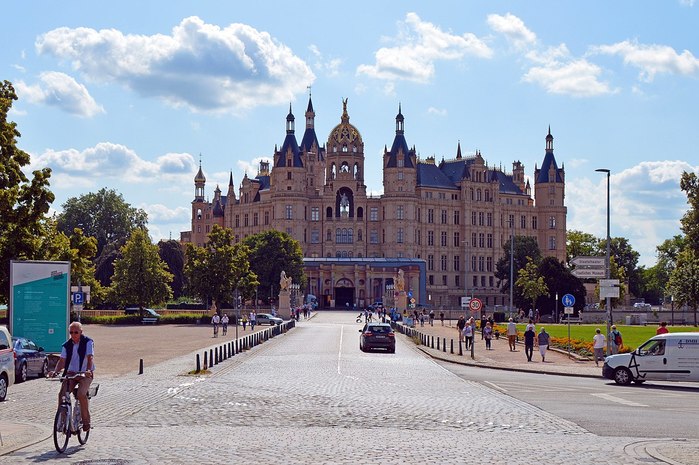 1200px-Schwerin_Schweriner_Schloss_Kasteel_van_Schwerin_Palace_Castle_Mecklenburg-Vorpommern_Duitsland_Germany (900x665, 100Kb)