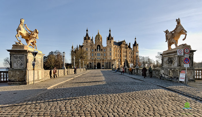 schweriner-schloss-ef7efd1d-2d92-4db9-856b-e8e6a0506f6b (1) (900x608, 115Kb)