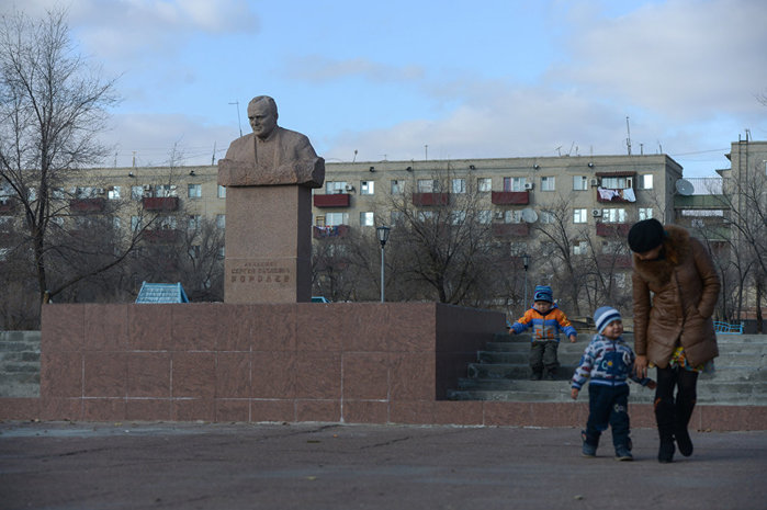 2714816_pamyatnik_korolyovy (700x465, 71Kb)