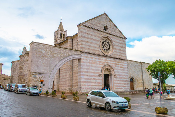 basilica-of-st-clare-basilica-di-santa-chiara (700x466, 103Kb)