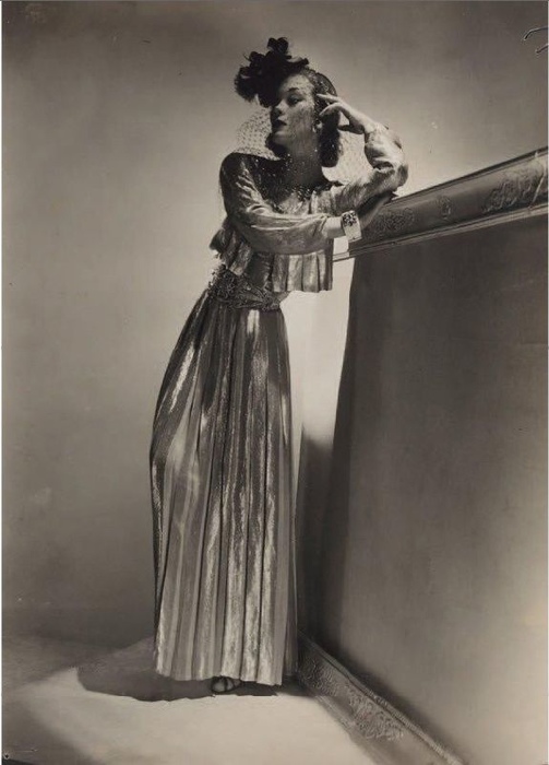     , 1937 photo P. HORST (500x700, 93Kb)