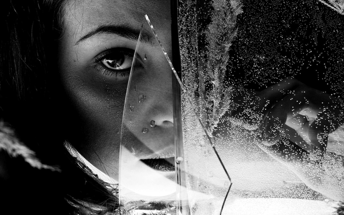 Creative_Wallpaper____Broken_glass_056775_ (700x437, 197Kb)