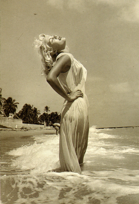 Сэнди Фултон, сфотографированная знаменитой Банни Игер и включенная в альбом «Девушки в бикини 1950-х годов» (Bikini Girls Of The 1950s). (478x700, 482Kb)