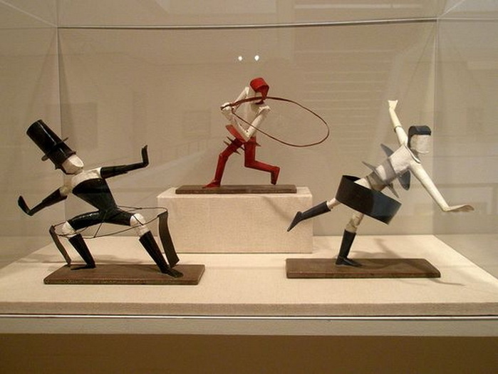1927 Three Costumed Figures, Chazen Museum of Art, Madison, Wisconsin (700x525, 81Kb)