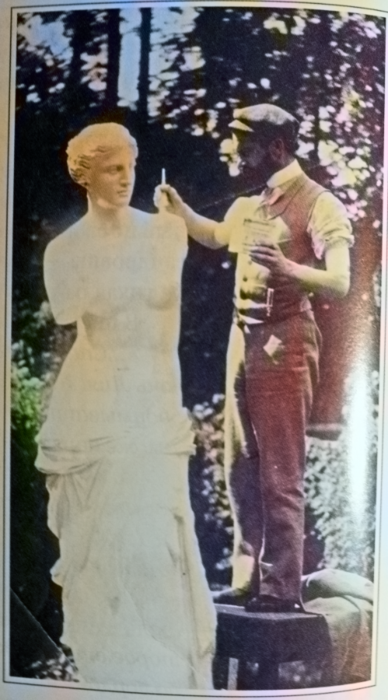0-0В.П. Обнинский подновляет статую Венеры в усадьбе Турлики (388x700, 440Kb)