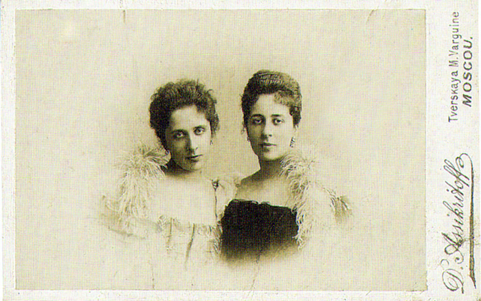 0-0 Сёстры Мамонтовы - Елена (в замужестве Вострякова) и Маргарита Морозова. 1906 (700x438, 519Kb)