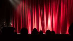 6687726_peopleattheater713149 (300x169, 5Kb)
