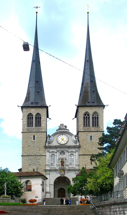 6303_-_Luzern_-_Haupttreppe_and_Hofkirche_St._Leodegar_above_Sankt-Leodegar-Strasse (712x930, 96Kb)