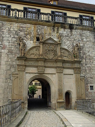 400px-Tübingen-Schloß_Hohentübingen-oberes_Burgtor52466 (800x933, 86Kb)