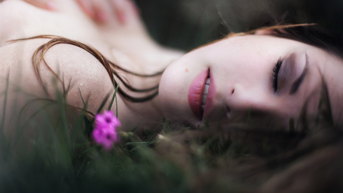 Girl-sleeping-bokeh-flower_1600x900 (700x393, 181Kb)