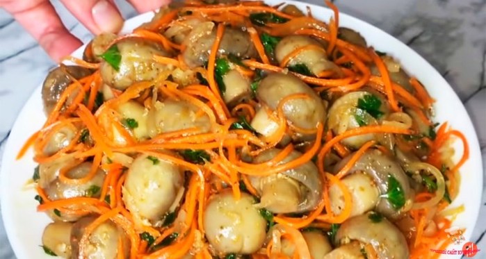 2835299_Gribi_pokoreiski_ili_bistrie_marinovannie_shampinoni1 (700x373, 70Kb)
