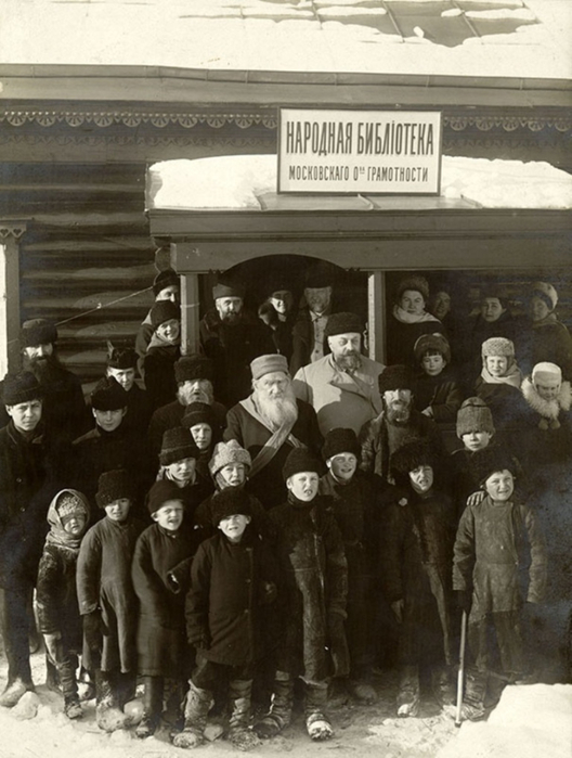 dolgorukovLev_Tolstoy_at_the_opening_of_the_library_Savelyev_1910 (528x700, 289Kb)