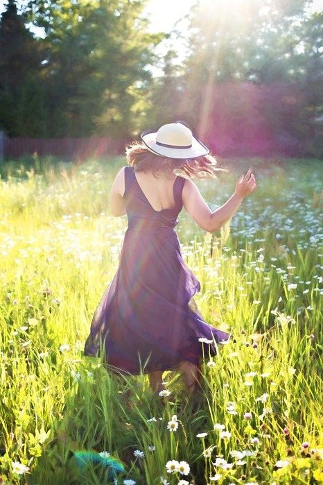pretty-woman-in-field-820477_960_720 (466x700, 94Kb)