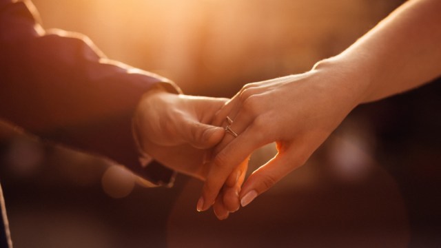 7248668_Newlywedsholdinghands (640x360, 23Kb)