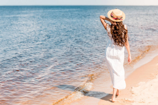 depositphotos_206422764-stock-photo-back-view-woman-straw-hat (600x400, 78Kb)