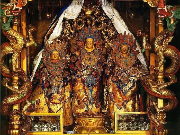 2714816_lokeshvarasandalwoodstatuesinsidethepotalapalace_MFc7R (700x525, 140Kb)