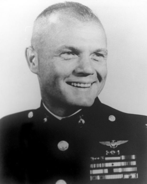 Colonel  John Glenn   Военное фото полковника Гленна (560x700, 27Kb)