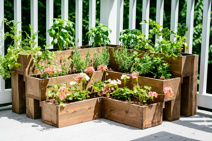 DIY-Tiered-Herb-Garden.-Great-raised-herb-garden-for-decks (700x466, 463Kb)