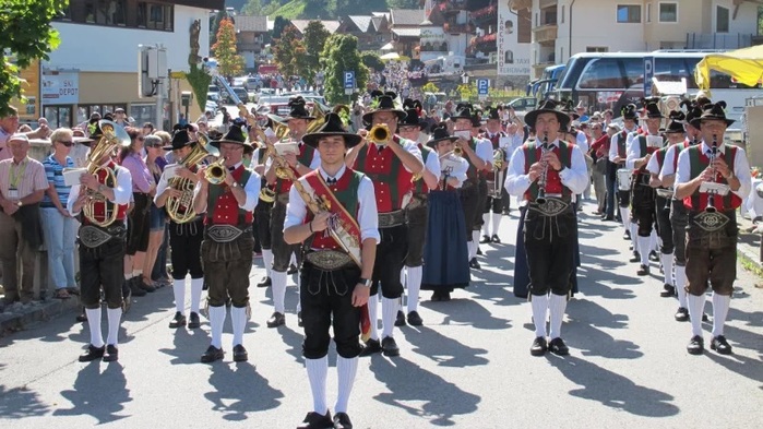 die-bundesmusikkapelle-auffach-eroeffnete-in-den-jahren-zuvor-das-almfest (900x593, 133Kb)