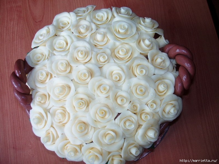 Торт «Корзина с розами» из сахарной мастики (4) (700x525, 270Kb)