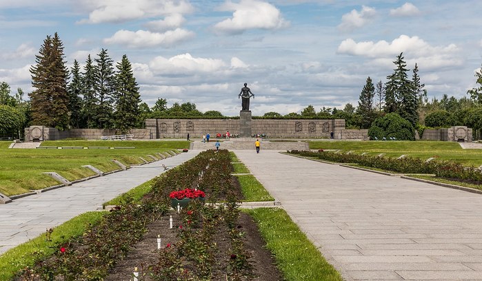 143892567_1280pxPiskarevskoye_Memorial_Cemetery_St_Petersburg_02 (699x408, 94Kb)