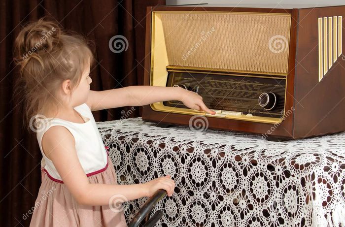 5158259_malenkayadevochkaslyshaetkstaromyradio1130336053 (700x461, 92Kb)