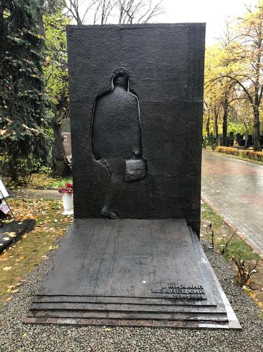 Zhvaneckij-pamjatnik_Evgenij-Golubovskij (523x700, 76Kb)