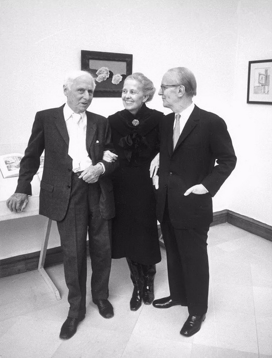 1971 Max Ernst with Dominique and John de Menil at the opening of Max Ernst- Inside the Sight, Paris (532x700, 90Kb)