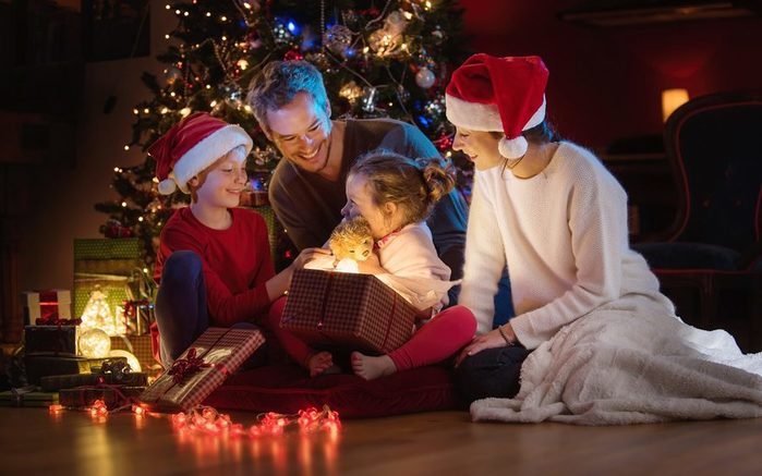Christmas_Men_Mother_Little_girls_Boys_Smile_Gifts_558941_3840x2400-2048x1280 (700x437, 53Kb)
